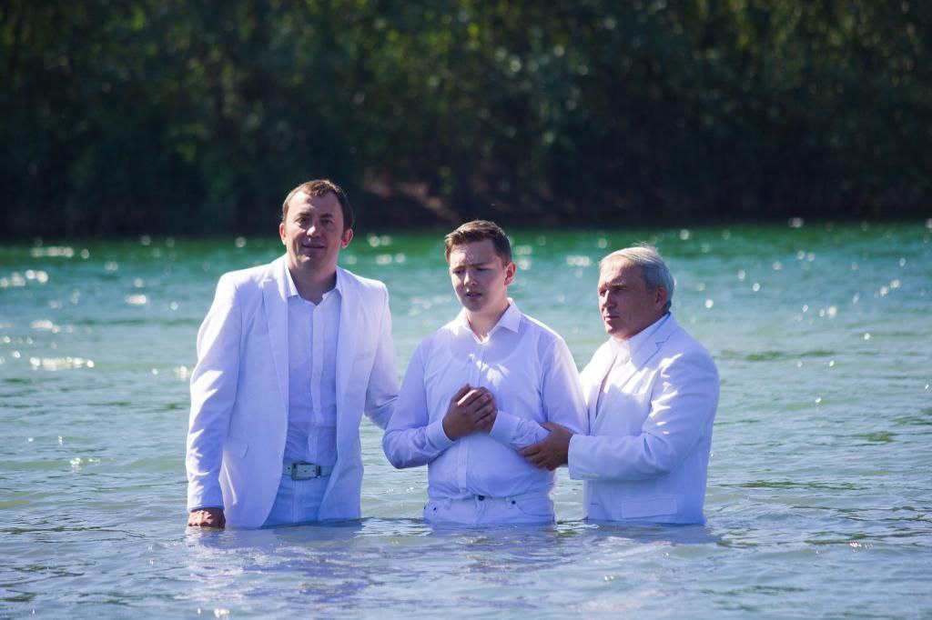 Ein Mensch wird getauft